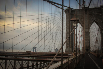 vue sur manhattan business disctrict et Pont de Brooklyn à New York aux USA 