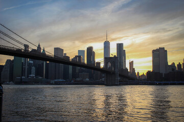 Fototapeta na wymiar vue sur manhattan business disctrict et Pont de Brooklyn à New York aux USA
