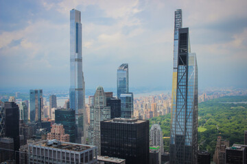 Fototapeta na wymiar Vue du ciel sur les gratte ciels de manhattan et sur central park à New York depuis le Rockefeller center