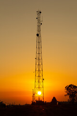 Torre de telecomunicações com nascer do sol.