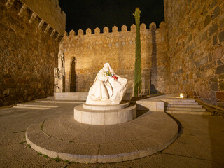 Statue of Santa Teresa de Jesus at the foot of Ávila's wall, a UNESCO World Heritage Site, is a Romanesque military fence that surrounds the old town of the Spanish city of Ávila.