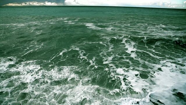 Bad weather and a 6-point storm at sea. Autumn storms in the coastal zone