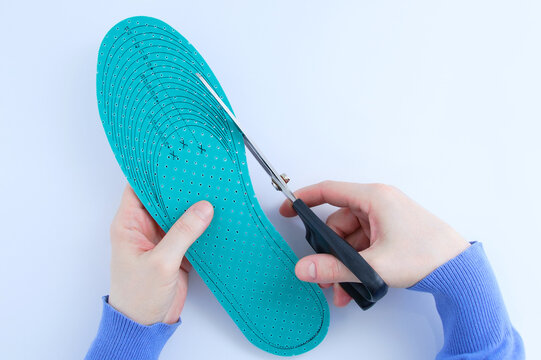 The insole for footwear is dimensionless. Cuts with scissors.