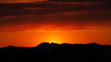 dramatischer Sonnenuntergang vor düsteren Dünen im Frühjahr, Nordsee
