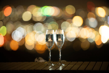 夜景とワイングラス