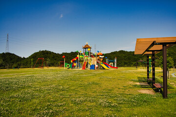 夏の公園の遊具