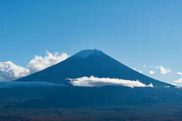 快晴の日本の富士山の絶景　そびえたつ富士山の背景素材　きれいな風景シルエット