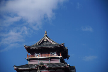 Naklejka premium 京都の伏見桃山城と青空