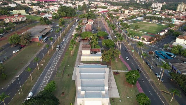 Jaguariuna, S&atilde;o Paulo, Brasil - 04 de junho de 2022 - Vista a&eacute;rea do interior de S&atilde;o Paulo, na charmosa cidade de Jaguar&iacute;una. V&iacute;deo da esta&ccedil;&atilde;o de trem da cidade.