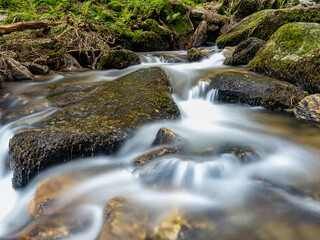 Bachlauf mit kleinen Wasserfällen