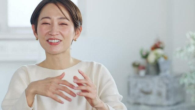 会話する女性　インタビュー