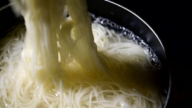 素麺を沸騰しているお湯で湯掻いている様子