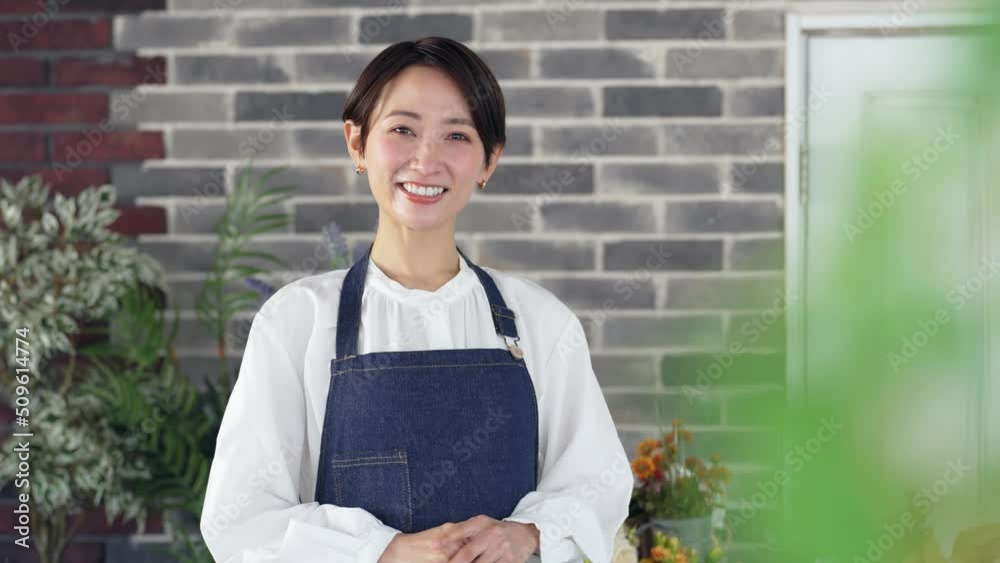 Poster 出迎えるエプロンをつけた女性　店員　接客
