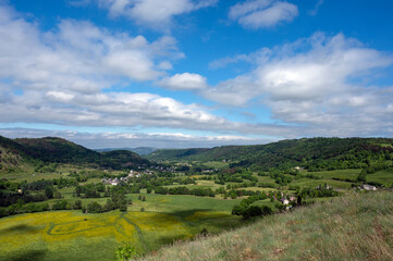 Fototapeta na wymiar Paysage d'Auvergne au printemps dans le département du Cantal près de Murat en France