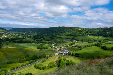 Paysage d'Auvergne au printemps dans le département du Cantal près de Murat en France