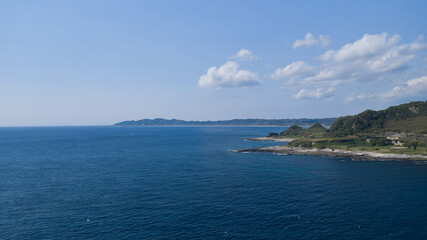 エメラルドグリーンの海の空撮