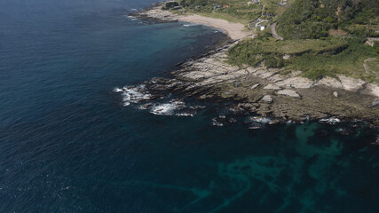 エメラルドグリーンの海の空撮