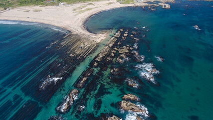 エメラルドグリーンの海の空撮