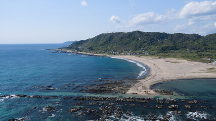 エメラルドグリーンの海の空撮