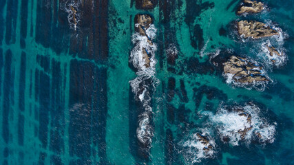 エメラルドグリーンの海の空撮