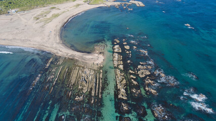 エメラルドグリーンの海の空撮