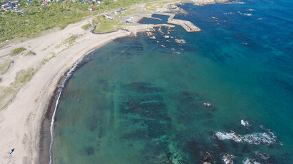 エメラルドグリーンの海の空撮