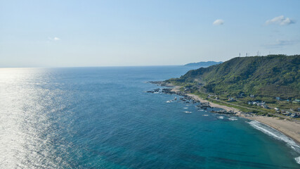 エメラルドグリーンの海の空撮