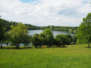 Weinfelder Maar, auch Totenmaar genannt, ist ein Maar südöstlich der Stadt Daun in der Eifel, Rheinland-Pfalz 