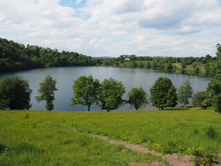 Weinfelder Maar, auch Totenmaar genannt, ist ein Maar südöstlich der Stadt Daun in der Eifel, Rheinland-Pfalz 