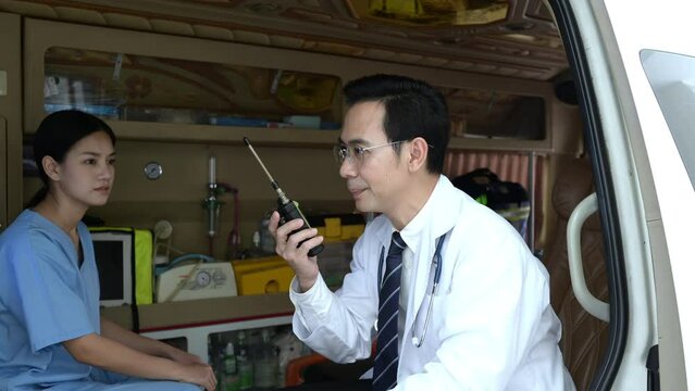 Doctor at ambulance communicate to pick up patients who have had an accident