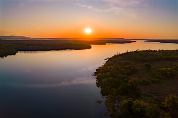Pôr do sol no lago do Manso em Chapada dos Guimarães