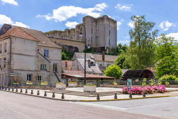 La village La Ferté-Milon, son centre ville, les ruines du château Louis d'Orléans et les quais de l'Ourcq.  - obrazy, fototapety, plakaty