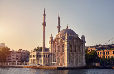 Naklejka premium The Bosphorus Bridge and the Ortakoy Mosque at sunset, Istanbul