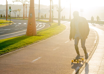 Paseando en una tarde de primavera por paseo marítimo de A Coruña