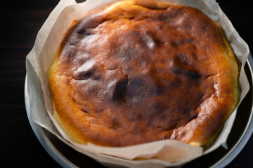 Close up of the freshly bake burnt cheese cake