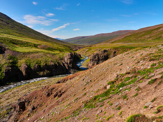 Naklejka premium Islandia Husavik Hals montañas y prados verdes