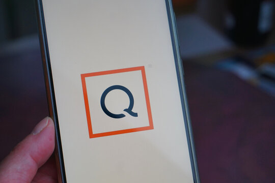 Smartphone Display bei dem gerade die QVC App ge&ouml;ffnet wird