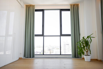 Obraz na płótnie Canvas spacious panoramic window in the apartment