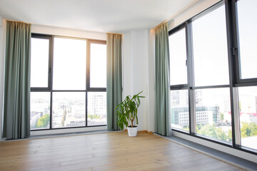 Obraz na płótnie Canvas spacious panoramic windows in the apartments