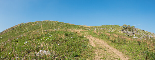 春のカルストの丘