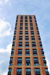 Fototapeta na wymiar high apartment building against the blue sky
