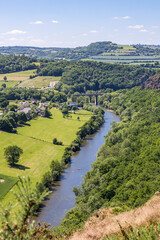 Obraz premium Vue sur l'Orne et le Viaduc de Clécy depuis les falaises des Rochers des Parcs