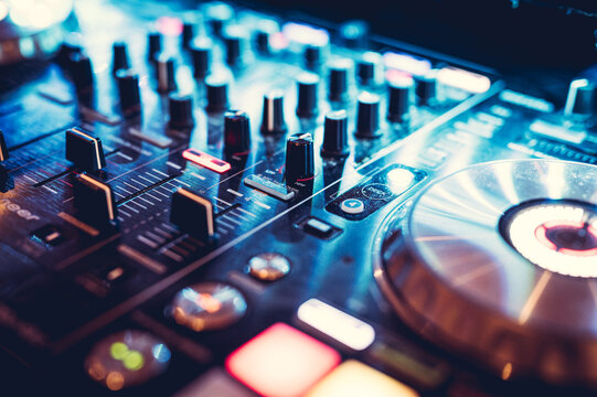 Platines DJ mixe en soirée club 