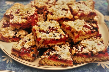 Stachelbeerkuchen mit Streusel auf Teller 

