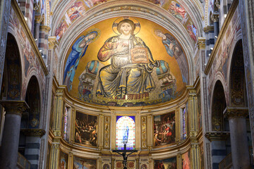 Fototapeta na wymiar Altar de la catedral de Pisa
