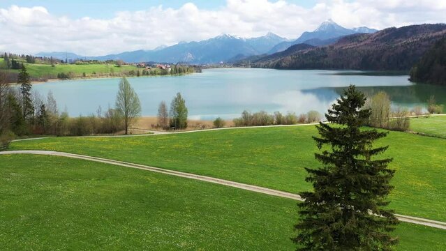Fantastische Landschaft am Weissensee bei F&uuml;ssen bei sch&ouml;nem Wetter 