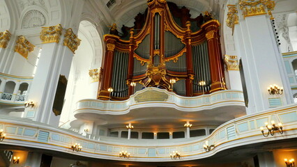 schöne verzierte Orgel auf Empore mit Chor in Kirche St. Michael in Hamburg