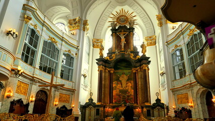schöner verzierter Altarraum der Kirche St. Michaelis (Michel) in Hamburg
