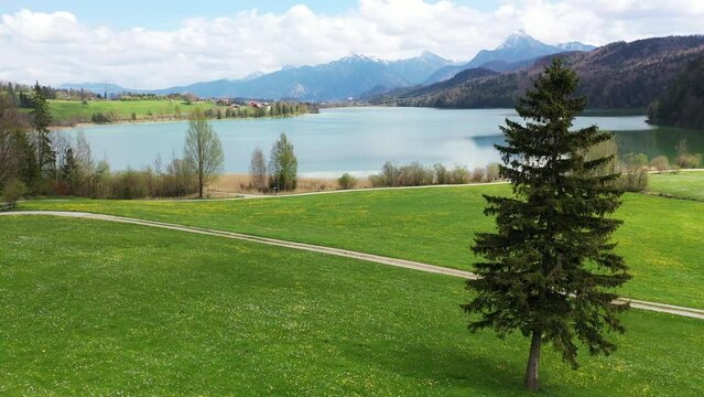 Fantastische Landschaft am Weissensee bei F&uuml;ssen bei sch&ouml;nem Wetter 