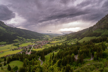 Fototapeta na wymiar Blick vom Oberjoch ins Tal nach einem Unwetter 